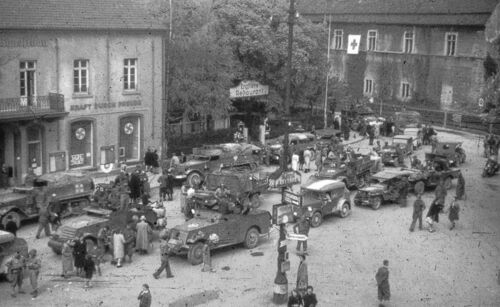Am 26. April 1945, gegen 15 Uhr: Französisches Militär mit zahlreichen Zivilisten auf der Marktstätte vor dem ehemaligen Spitalgebäude, im Hintergrund das Konzil mit Rotkreuz-Fahne. |  Bild: Stadtarchiv Konstanz